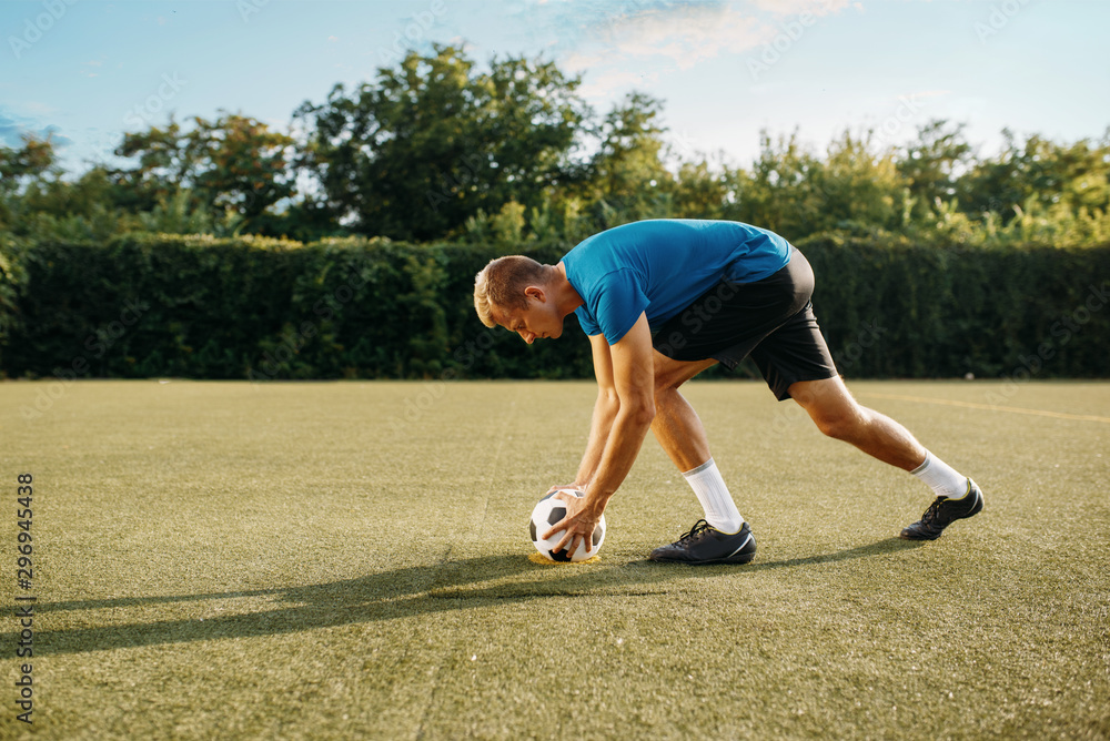 Obraz premium Male soccer player prepares to hits the ball