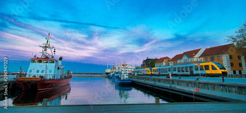 Foto Train et bateaux à Helsingør, Danemark