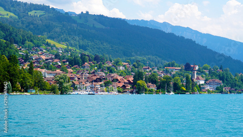 スイスの美しきトゥーン湖畔のヨットハーバー