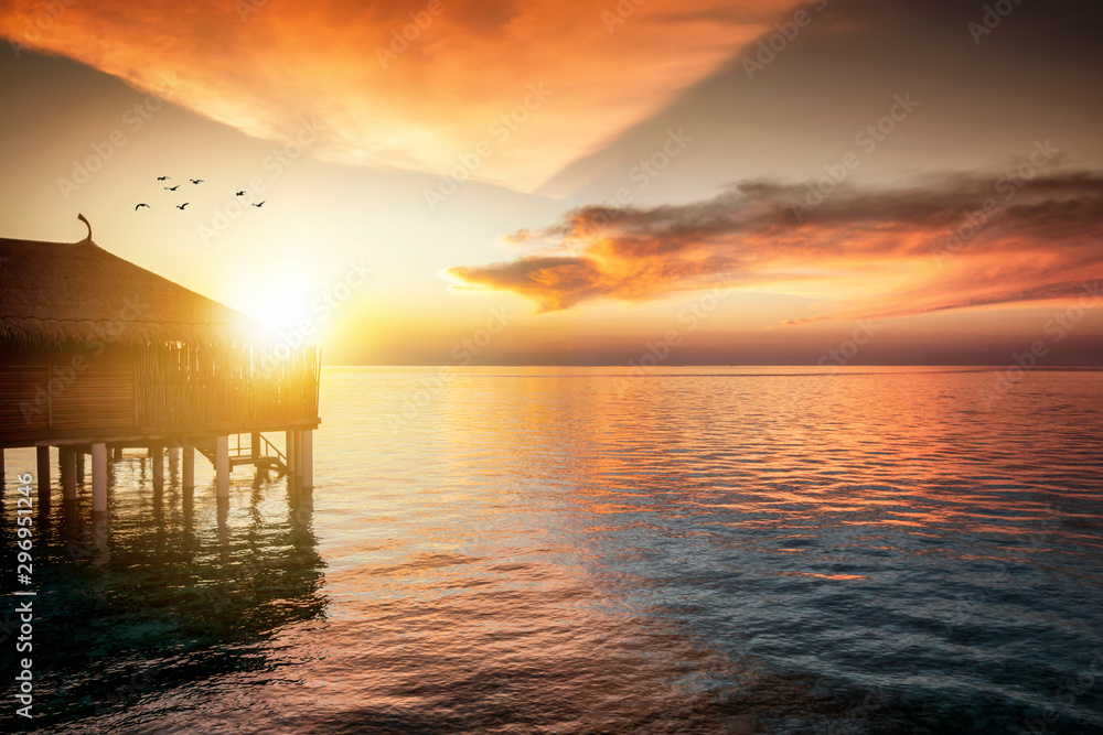 Sonnenuntergang hinter einer Wasser Villa im Indischen Ozean, Malediven Sonnenuntergang hinter einer Wasser Villa im Indischen Ozean, Malediven