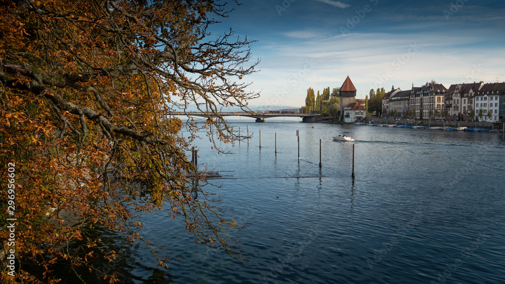 Fototapeta premium Herbststimmung am Rhein in der Universitäts-Stadt Konstanz