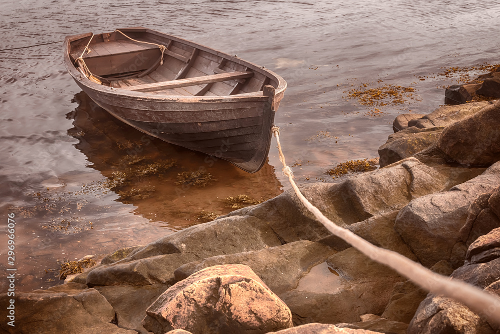 Φωτογραφία An old fishing boat is tethered near the shore of the White Sea