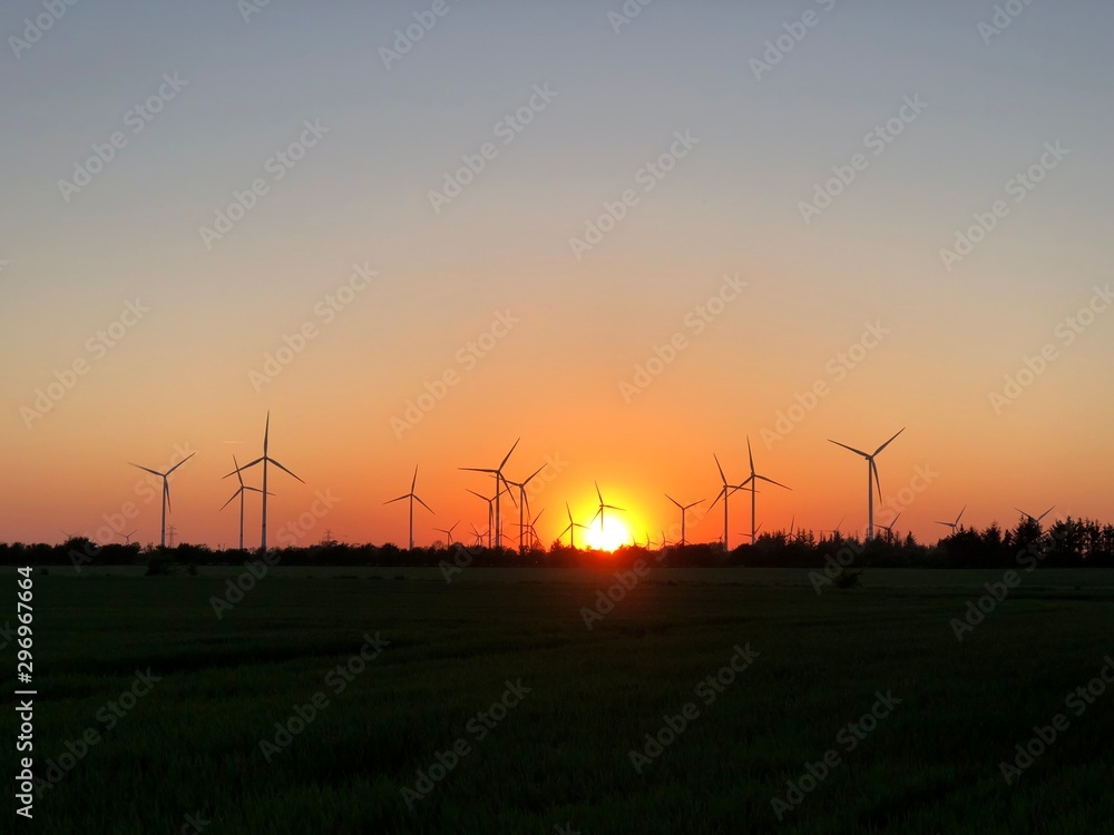 Obraz premium wind turbines at sunset