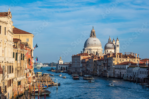 Blick auf die Kirche Santa Maria della Salute in Venedig, Italien © Rico Ködder
