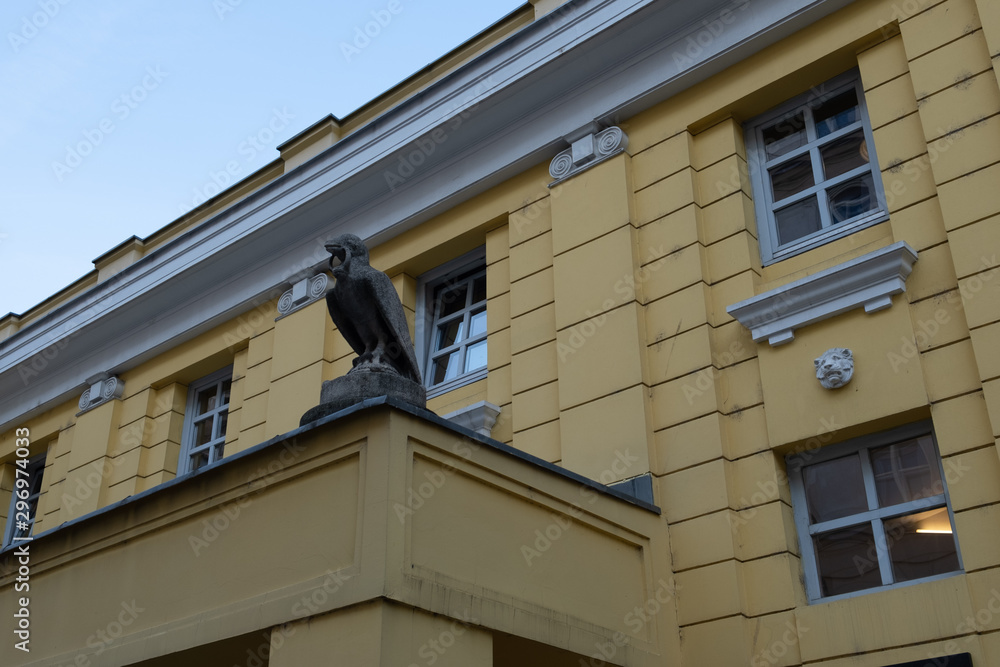 Fototapeta premium Raven statue, Budapest 2