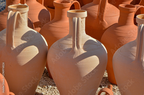 Foto clay and white clay amphora on amphora background