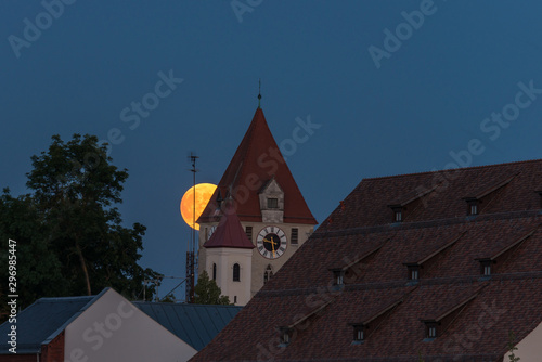 Wallpaper Mural Vollmond über den Dächern und Türmen von Regensburg, Deutschland Torontodigital.ca