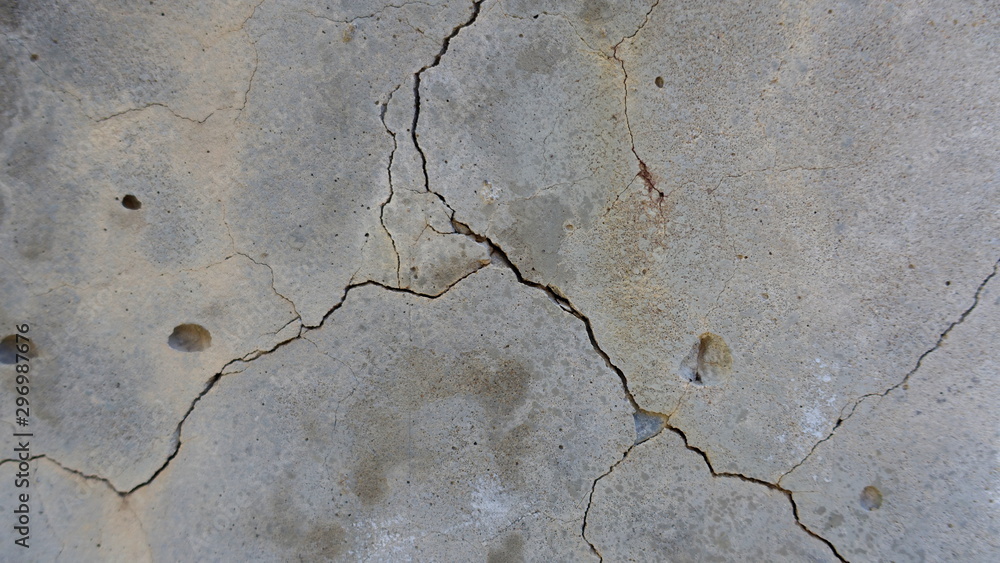 Obraz premium A crack on the concrete wall surface of a house in Los Angeles. Background image for design
