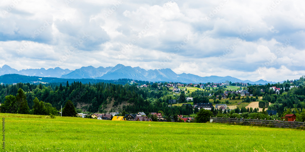 Loose housing in Podhale with the Tatra Mountains in the background.