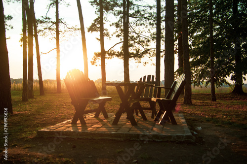 Obraz na płótnie Sunset in the park, benches and the wooden table sunlit w salonie