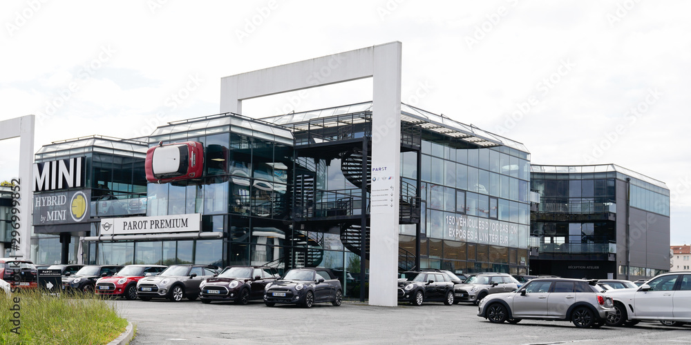 New Mini cars park outside a Mini Cooper dealership dealership shop logo store sign Stock Photo