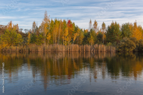 jezioro jesienią