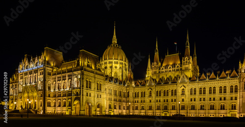 Canvas Print Parliament is the most beautiful building in Budapest and the largest in Hungary