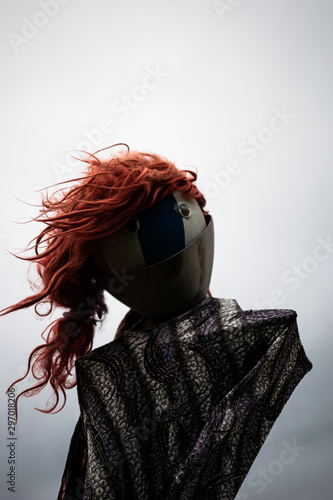 escultura de una mujer con pelo rosa