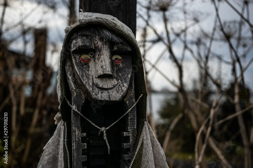 Escultura hecha de madera que parece un niño