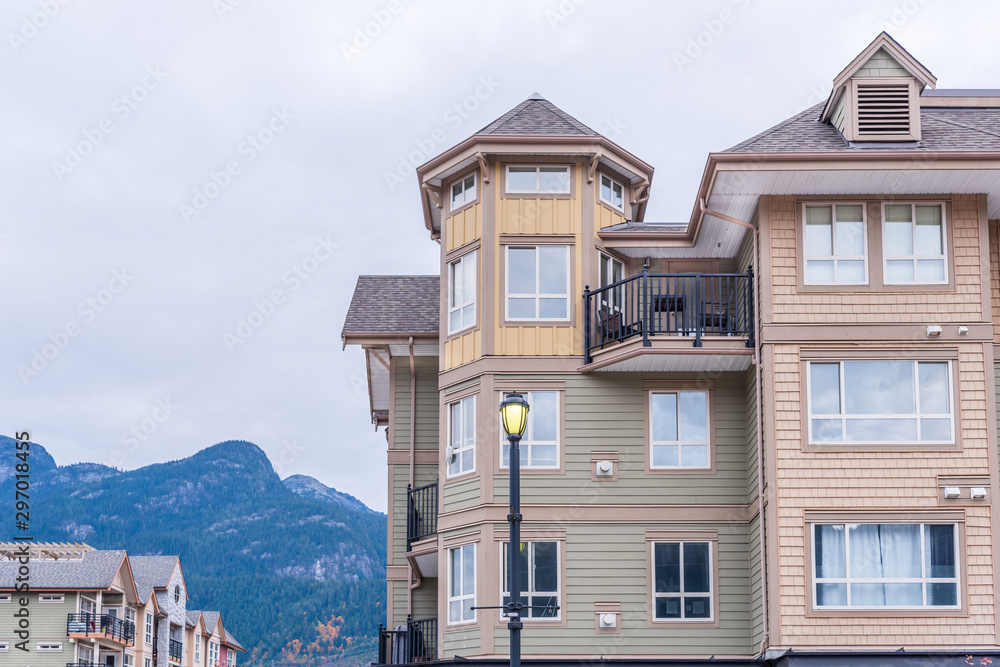 Obraz premium Houses in suburb with Spring Blossom in the north America. Luxury houses with nice white and pink coloured landscape. 