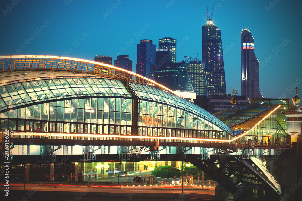 Naklejka premium część mostu i wież Moskwy