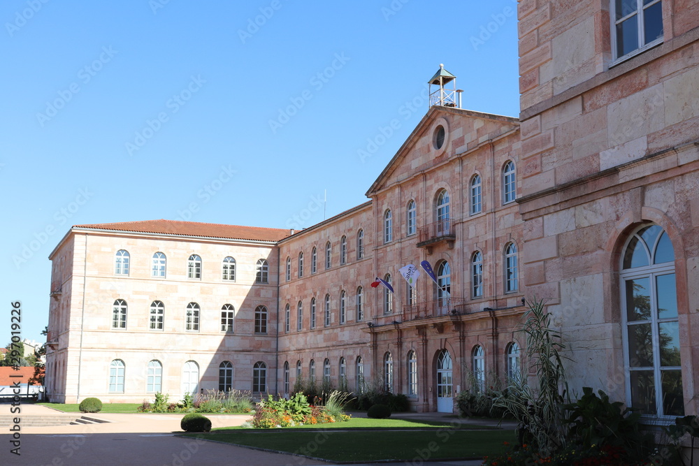 Fototapeta premium Hôtel de ville de la commune de Caluire et Cuire - Département du Rhône - Ancienne Maison des Frères des Ecoles Chrétiennes