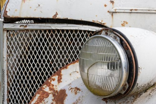 Foto Headlight of an old rusty abandoned car, utilisation and scrap concept