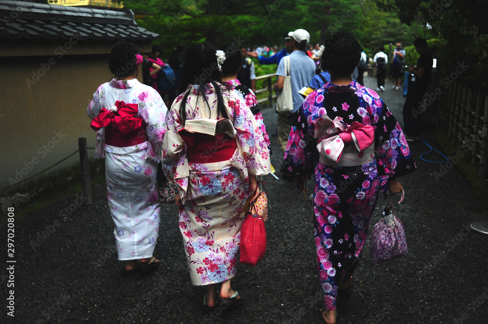 Giovani ragazze giapponesi vestite con kimono si recano al tempio Giovani ragazze giapponesi vestite con kimono si recano al tempio