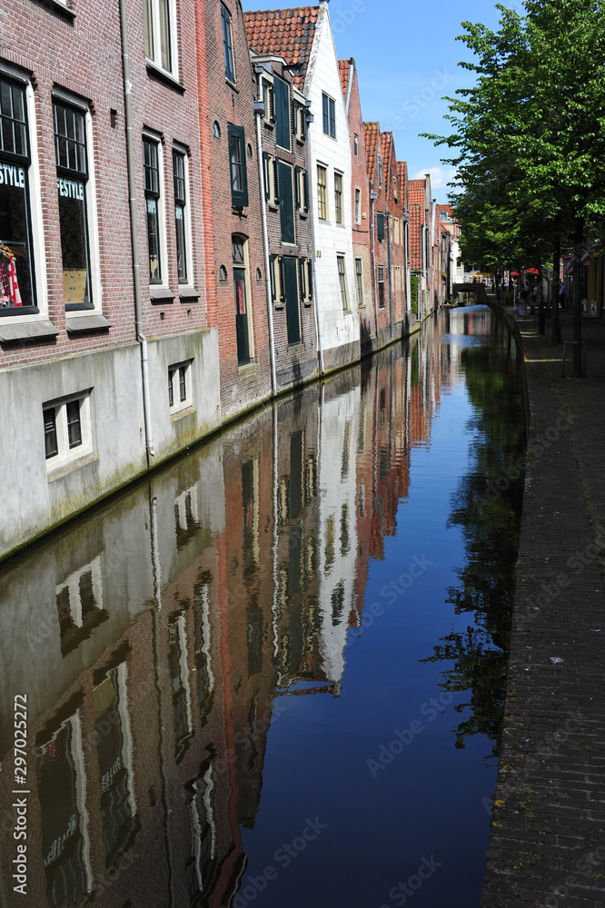 Case colorate e a mattoncini si specchiano sul canale, Alkmaar una piccola venezia olandese