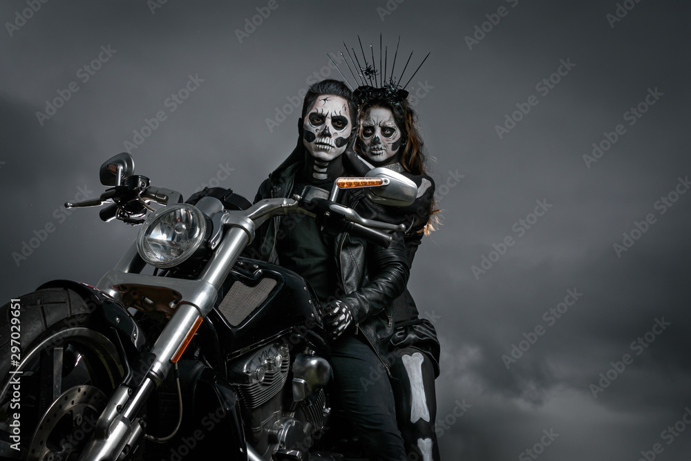 Zombies yendo a fiesta de halloween en motocicleta