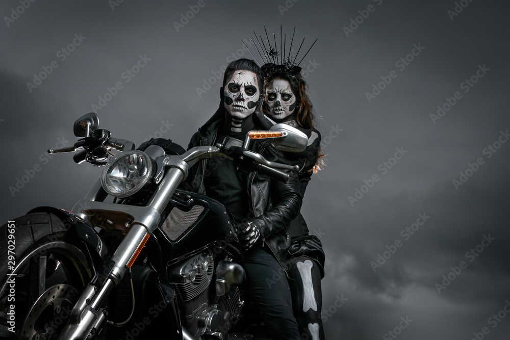 Zombies yendo a fiesta de halloween en motocicleta Zombies yendo a fiesta de halloween en motocicleta