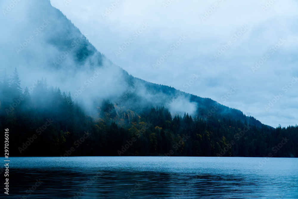 Fototapeta premium lake and mountains