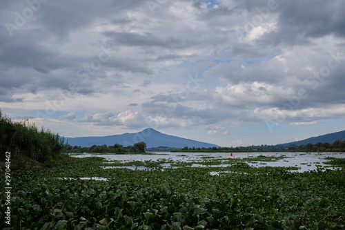 Vista de lago de Patzcuaro durante viaje en lancha