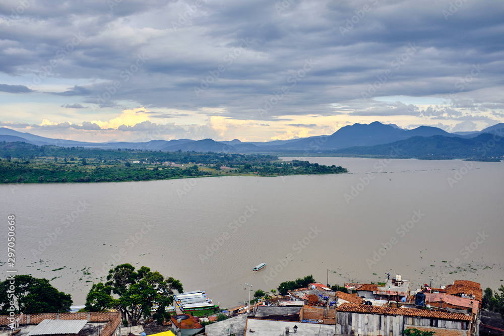 Vista al lago de Patzcuado desde Janitizio