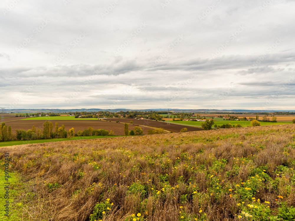 Paysage de France Auvergne. Plaine fertile de la Limagne bourbonnaise dans la vallée de l'Allier entre Gannat et Vichy Paysage de France Auvergne. Plaine fertile de la Limagne bourbonnaise dans la vallée de l'Allier entre Gannat et Vichy