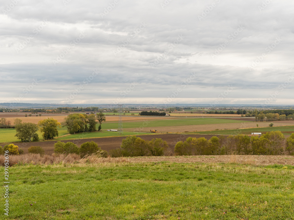 Paysage de France Auvergne. Plaine fertile de la Limagne bourbonnaise dans la vallée de l'Allier entre Gannat et Vichy avec vue sur la chaine des Puys Paysage de France Auvergne. Plaine fertile de la Limagne bourbonnaise dans la vallée de l'Allier entre Gannat et Vichy avec vue sur la chaine des Puys