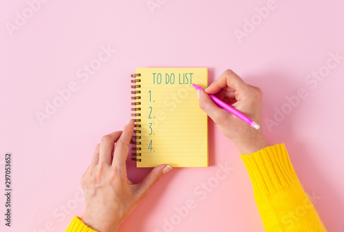 Tableau sur toile To do list in spiral notepad. Pink background, flat lay style..
