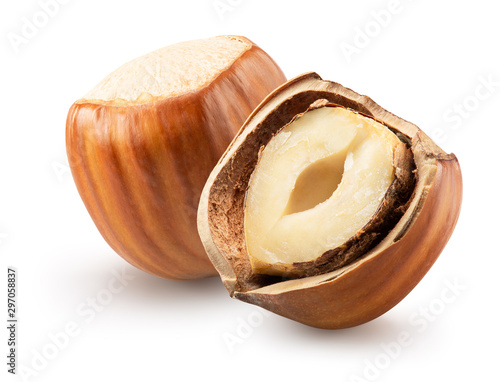 Foto whole hazelnut with hazelnut in broken shell isolated on a white background