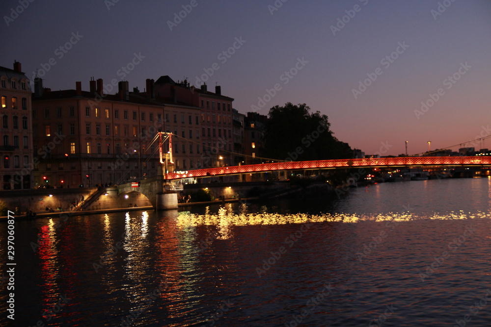 Vue de Lyon et ses ponts de nuit