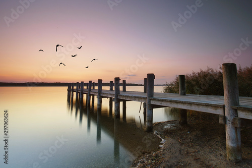 Stille am Morgen am See im Herbst