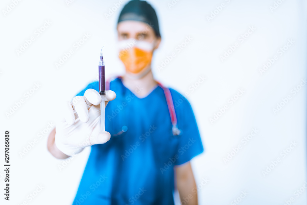Medico anestesista tiene in mano una siringa per anestesia Medico anestesista tiene in mano una siringa per anestesia