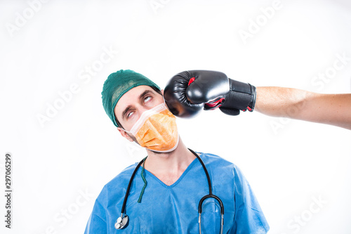 Dottore chirurgo è colpito da un pugno con guanto da boxe da un cliente insoddisfatto. photo