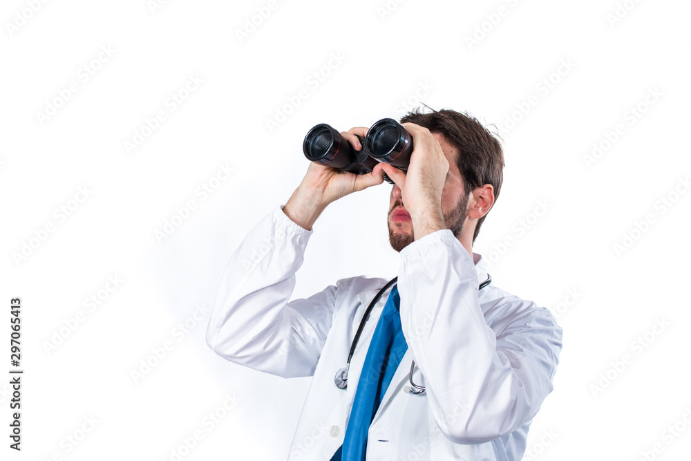 Medico con binocolo e stetoscopio sta cercando la terapia giusta. Sfondo bianco Medico con binocolo e stetoscopio sta cercando la terapia giusta. Sfondo bianco