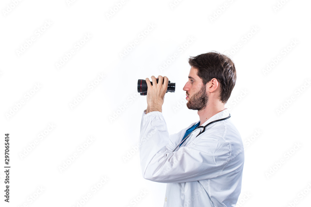 Medico con binocolo e stetoscopio sta cercando la terapia giusta. Sfondo bianco Medico con binocolo e stetoscopio sta cercando la terapia giusta. Sfondo bianco