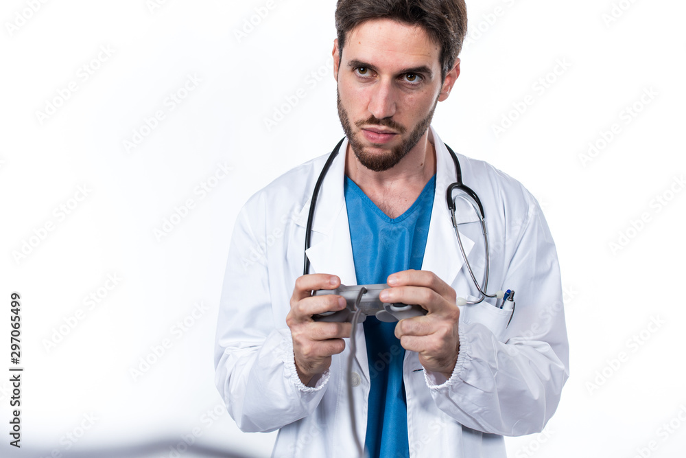 Medico gioca alla play station con il joystick Medico gioca alla play station con il joystick