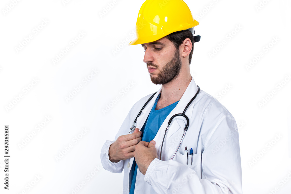 Medico sicuro con camice bianco e caschetto da operaio giallo Medico sicuro con camice bianco e caschetto da operaio giallo