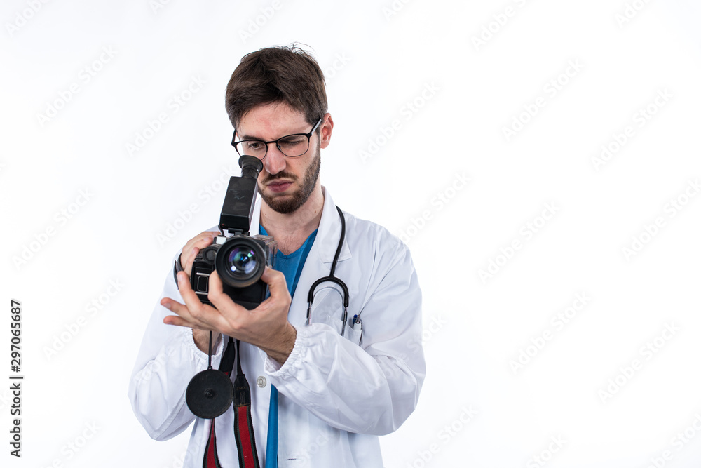 Medico con la telecamera in mano e sfondo bianco Medico con la telecamera in mano e sfondo bianco