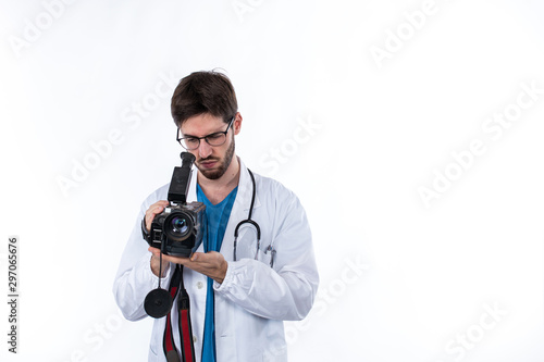 Medico con la telecamera in mano e sfondo bianco