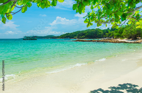 Fototapeta Naklejka Na Ścianę i Meble -  The waves of the sea surface are beautiful clean bright color sandy beach and white clouds the blue sky has a frame with green leaves summer nature at Samet Island Rayong Thailand. Holiday background