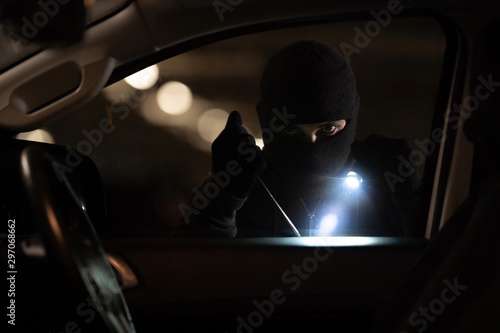 Canvas Print The robbers robbed the car in the parking lot at night.