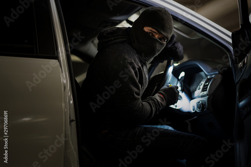 Obraz na plátne The robbers robbed the car in the parking lot at night.