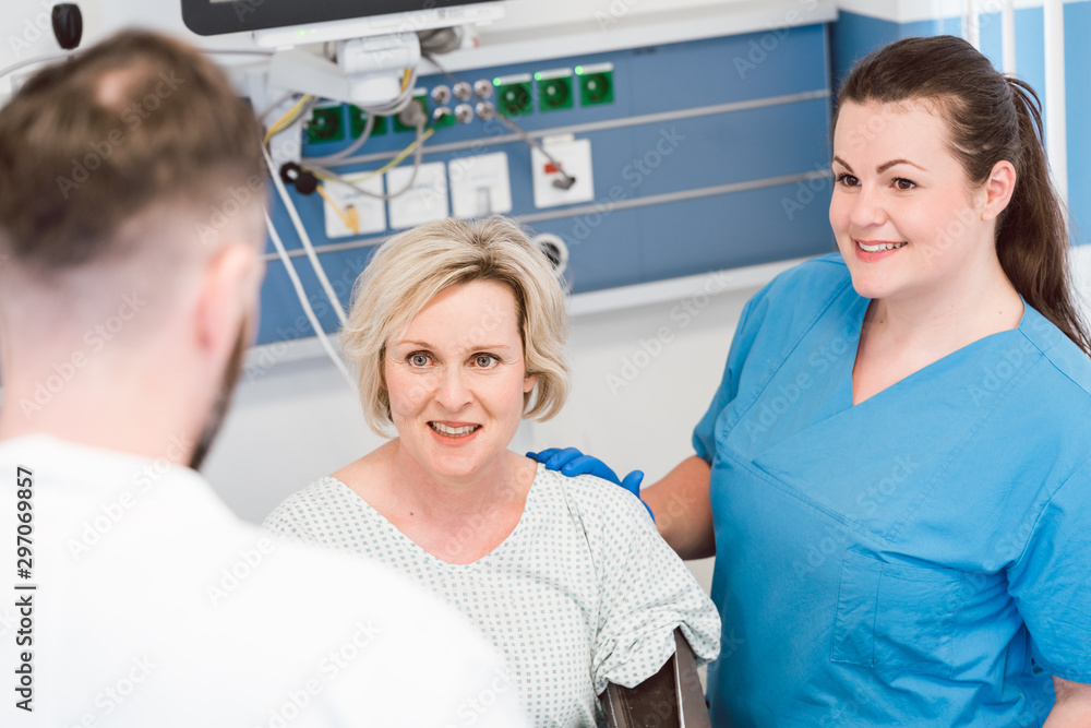 Obraz premium Patient in recovery room of hospital talking to doctor