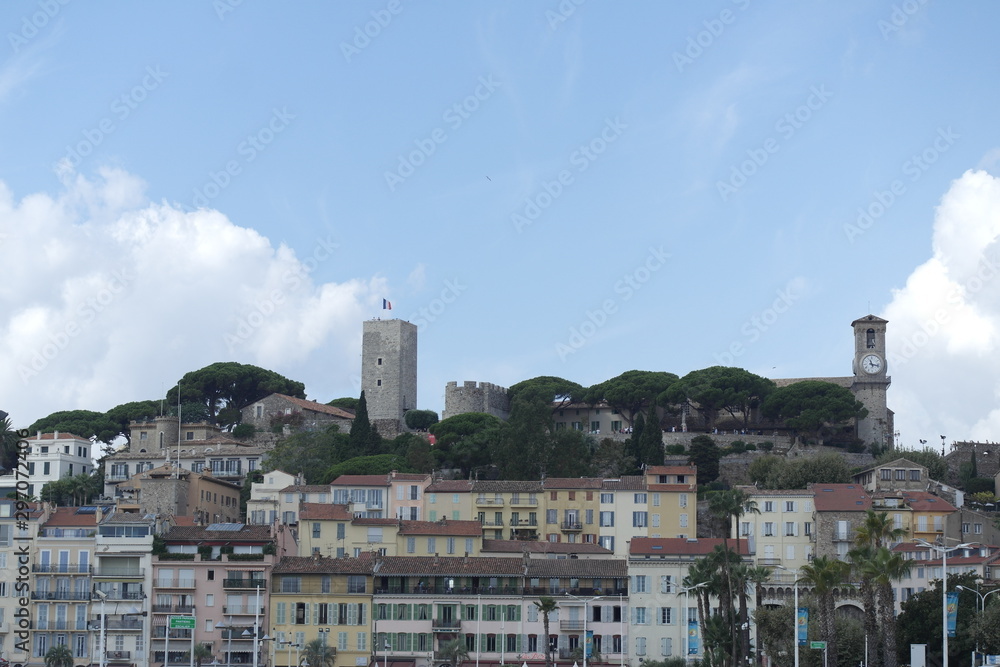Blick auf den alten Stadtteil Le Suquet von Cannes mit Kirche und Burg