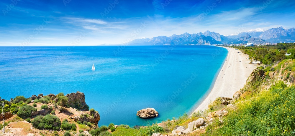 Fototapeta premium Panoramiczny widok z lotu ptaka na piękną błękitną zatokę i długą plażę Konyaalti w Antalyi, Turcja.